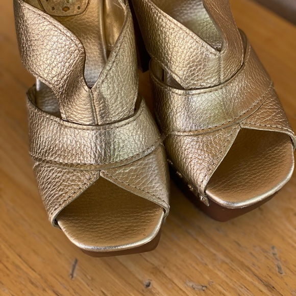 BCBGENERATION Blend Metallic Gold Platform Chunky Wood Heel Sandals Heels 6 - Picture 5 of 11